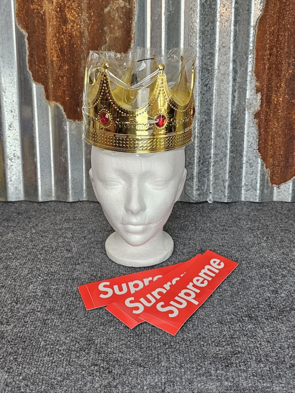 👑 NWT Supreme SS26 Gold Crown Free Gift Bundle +3 Red Box Logo Bogo Sticker 👑